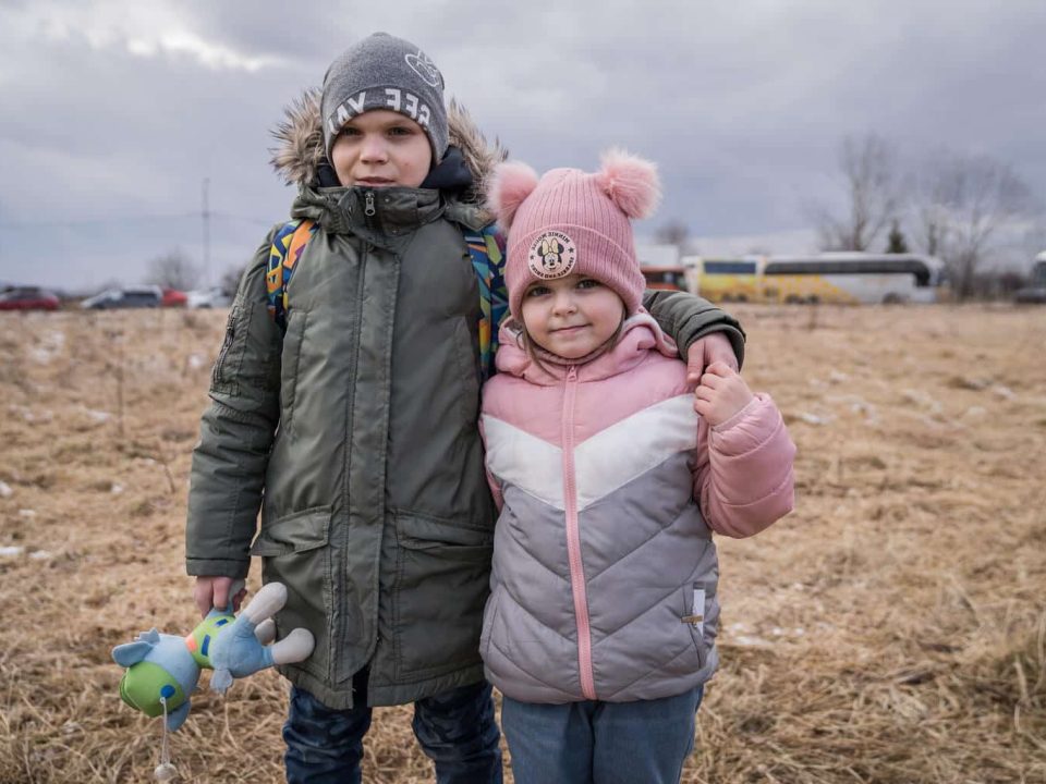 Divia, 5 ans, et Damia, 8 ans, accompagnés de leur mère Olga, 36 ans, sont arrivés en Roumanie le lundi 28 février 2022 de Zaporizhzhia, une ville du sud-est de l’Ukraine.