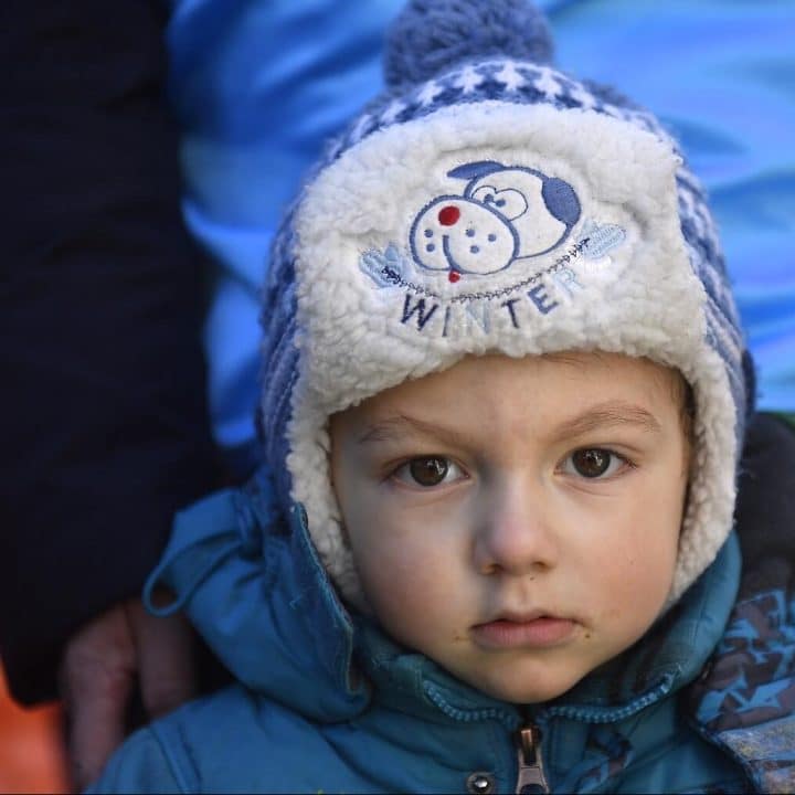 Roumanie, 2 mars 2022 : Hanna et son fils Matvee, âgé de 2 ans et 4 mois, parlent avec Afshan Khan. ©UNICEF/UN0599975/Nicodim