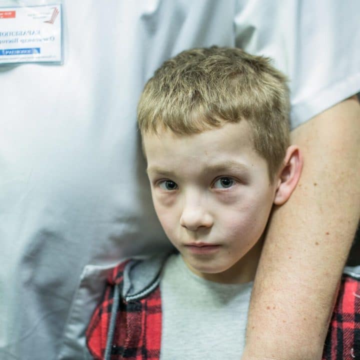 Le 3 mars 2022, Mikhailo, 10 ans, est photographié dans les bras de son père, médecin à l'hôpital pour enfants Okhmatdyt de Kiev, en Ukraine. ©UNICEF/UN0601017/Ratushniak