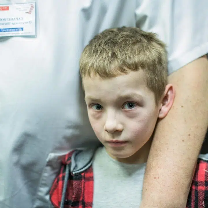Le 3 mars 2022, Mikhailo, 10 ans, est photographié dans les bras de son père, médecin à l'hôpital pour enfants Okhmatdyt de Kiev, en Ukraine. ©UNICEF/UN0601017/Ratushniak