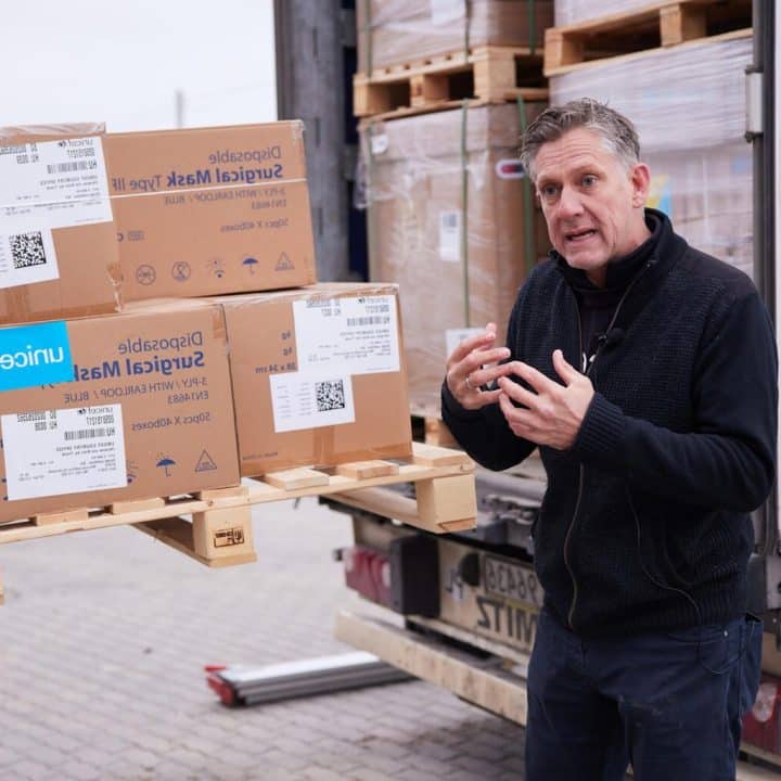 James Elder, porte-parole de l'UNICEF, explique l'importance de l'arrivée des fournitures à Lviv, dans l'ouest de l'Ukraine, depuis le Centre mondial d'approvisionnement et de logistique de l'UNICEF à Copenhague, le 5 mars 2022. ©UNICEF/UN0602195/Moskaliuk