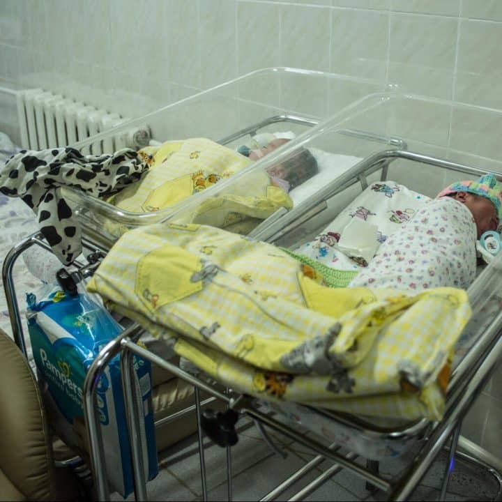 Le 7 mars 2022 en Ukraine, des nouveau-nés se reposent au centre périnatal régional de Kiev. ©UNICEF/UN0604217/Ratushniak