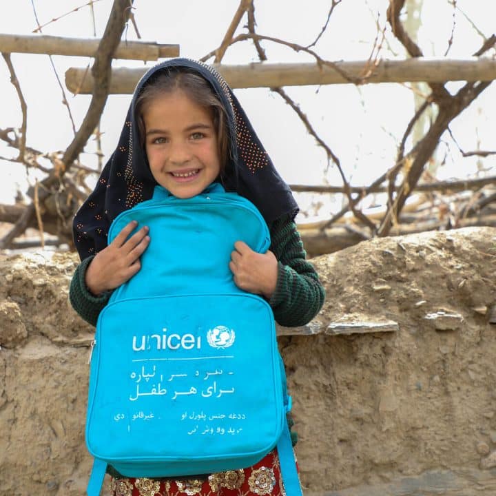 Dans la province de Maidan Wardak, en Afghanistan, de jeunes filles ont terminé la première année de primaire au sein du centre d’apprentissage du village de Gulab Khail, soutenu par l’UNICEF.
