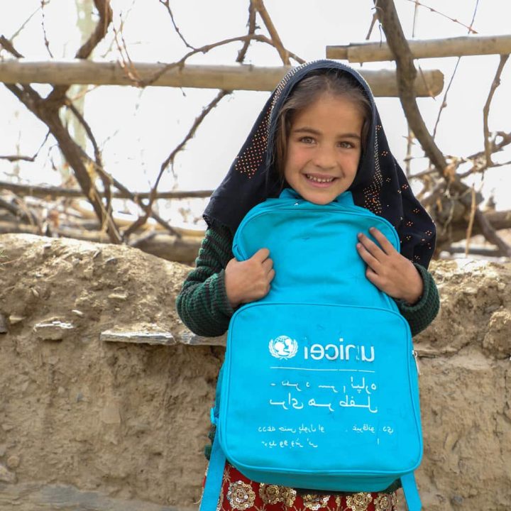 Dans la province de Maidan Wardak, en Afghanistan, de jeunes filles ont terminé la première année de primaire au sein du centre d’apprentissage du village de Gulab Khail, soutenu par l’UNICEF.