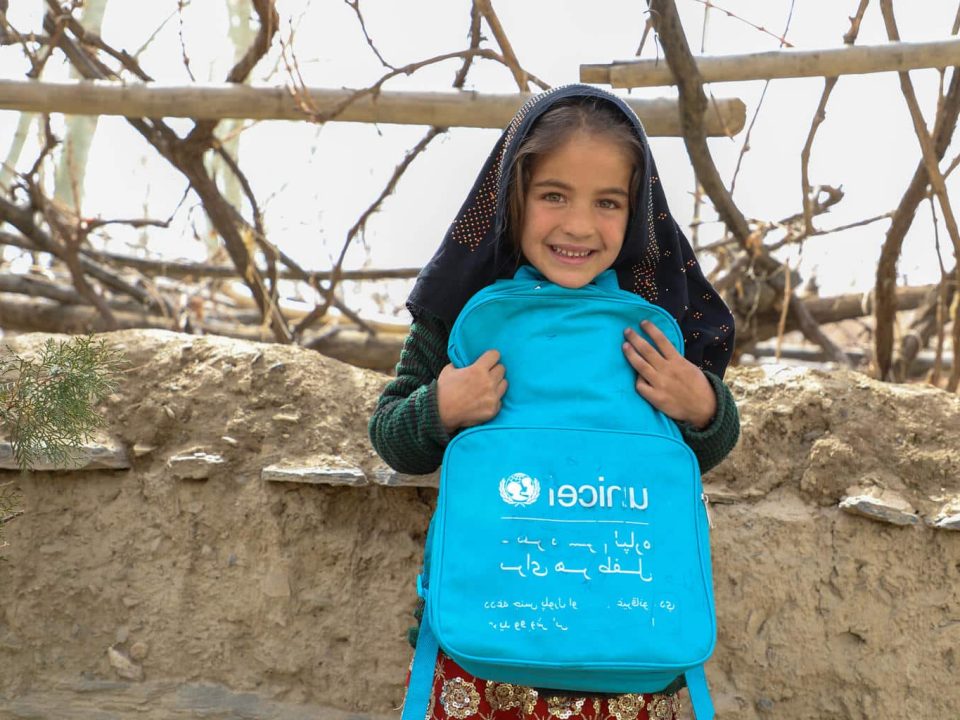 Dans la province de Maidan Wardak, en Afghanistan, de jeunes filles ont terminé la première année de primaire au sein du centre d’apprentissage du village de Gulab Khail, soutenu par l’UNICEF.