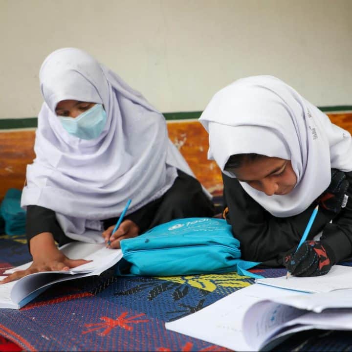 Afghanistan : des filles font leurs devoirs dans un centre communautaire d'apprentissage accéléré du village de Gulab Khail, dans la province de Maidan Wardak. ©UNICEF/UN0609169/Karimi