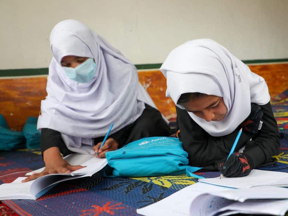 Afghanistan : des filles font leurs devoirs dans un centre communautaire d'apprentissage accéléré du village de Gulab Khail, dans la province de Maidan Wardak. ©UNICEF/UN0609169/Karimi