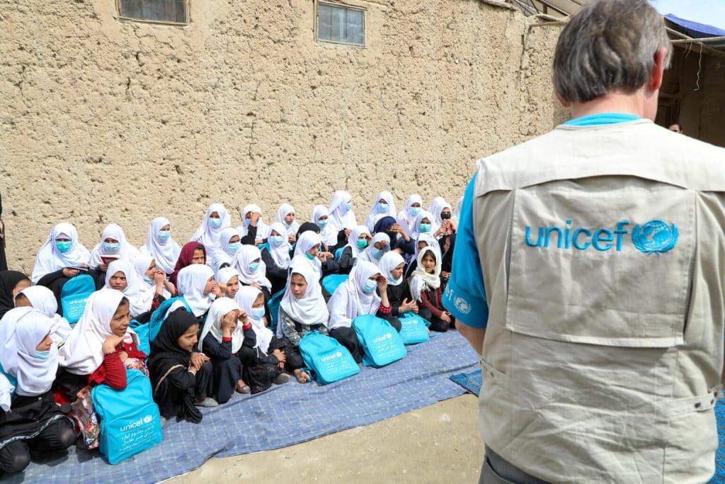 Peter Power, le directeur général de l’UNICEF Irlande s’adresse à des filles qui fréquentent un centre d’apprentissage dans le village de Gulab Khail, dans la province de Maidan, en Afghanistan, le 12 mars 2022. 