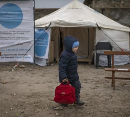 Ukraine : les enfants fuyant le conflit exposés à la traite et l’exploitation
