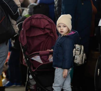 Deux millions d’enfants réfugiés fuient le conflit en Ukraine pour trouver la sécurité au-delà des frontières