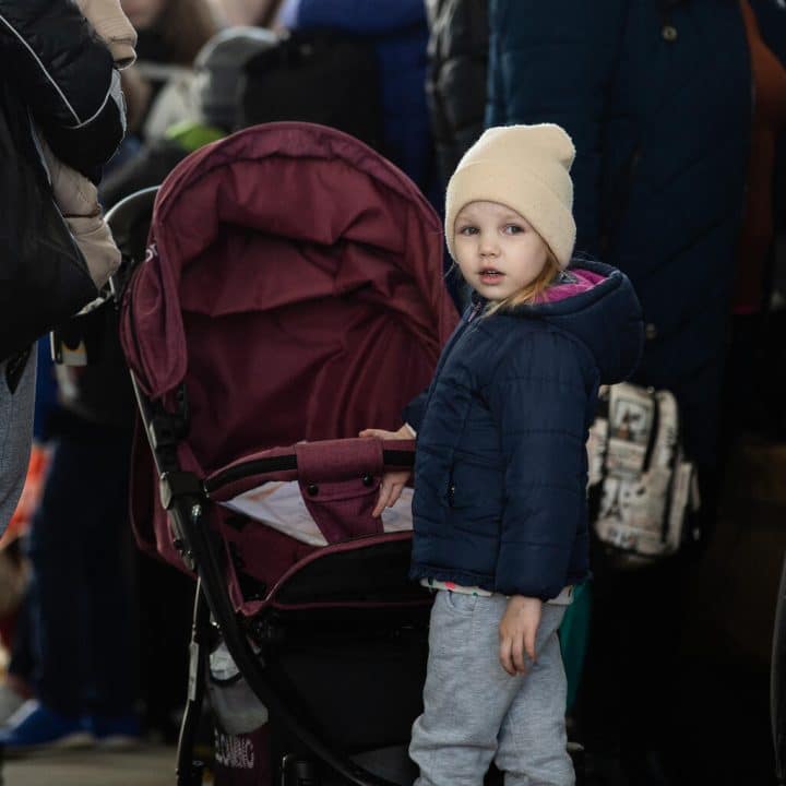 Le 24 mars 2022, au poste frontière entre l'Ukraine et la Moldavie à Palanca, des réfugiés font la queue. ©UNICEF/UN0613966/Tremeau
