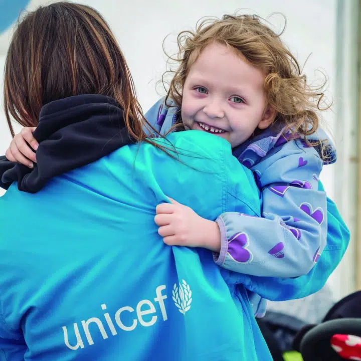 Emma, 5 ans, joue avec un membre du personnel de l'UNICEF, le 7 avril 2022, dans un "Point bleu" soutenu par l'UNICEF au poste frontière d'Isaccea, en Roumanie.