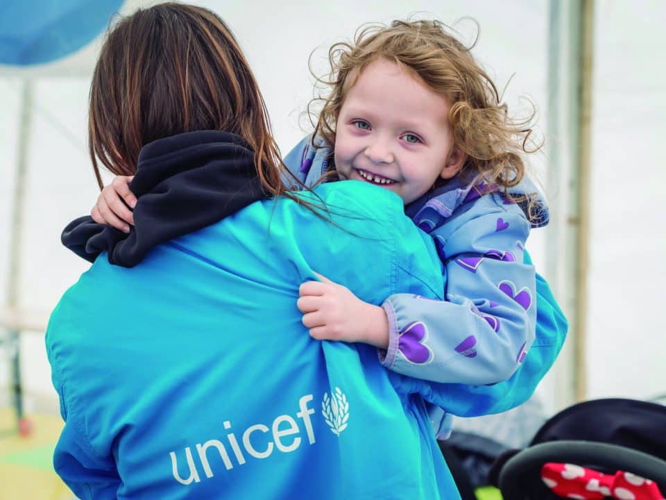Emma, 5 ans, joue avec un membre du personnel de l'UNICEF, le 7 avril 2022, dans un 