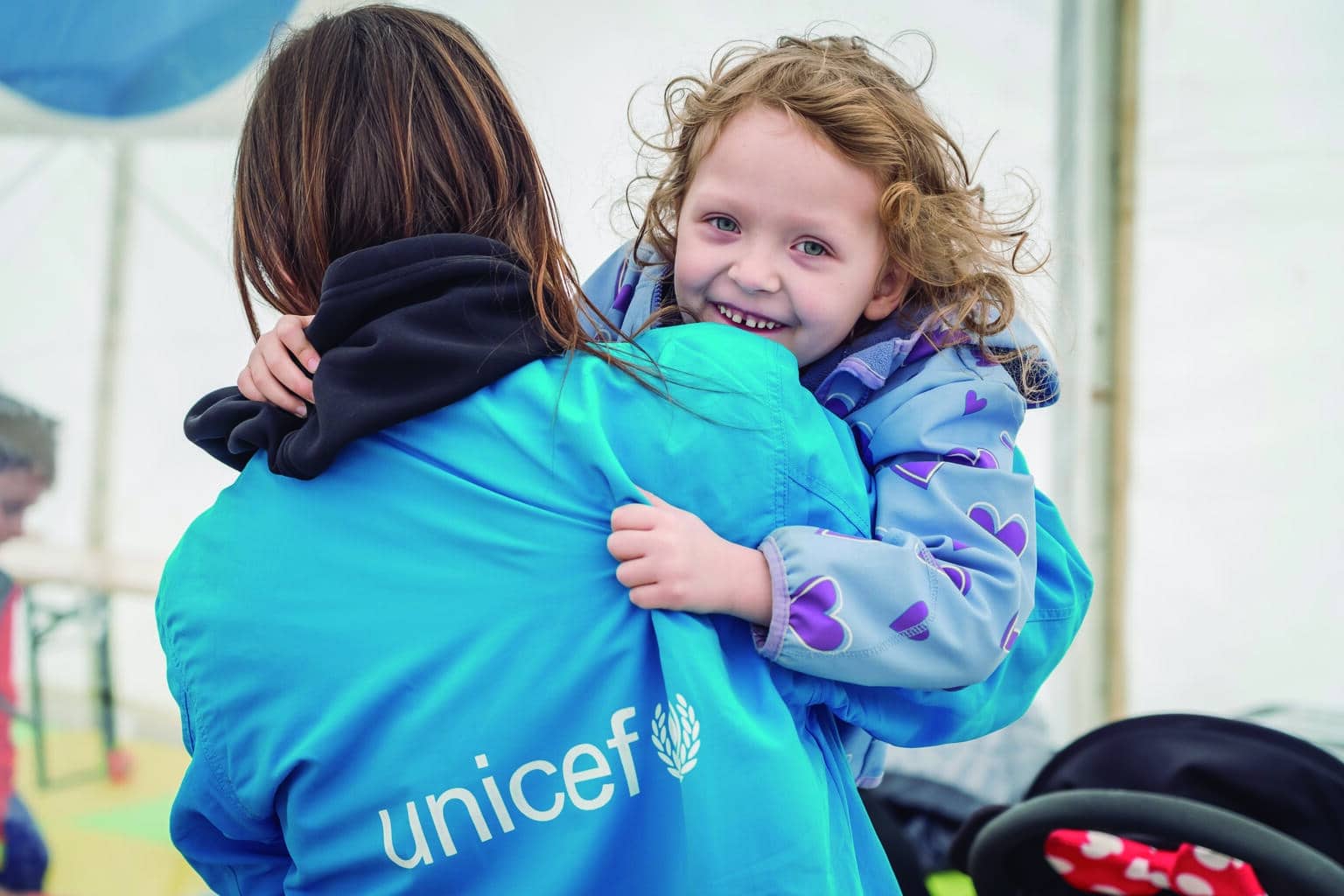 Emma, 5 ans, joue avec un membre du personnel de l'UNICEF, le 7 avril 2022, dans un 