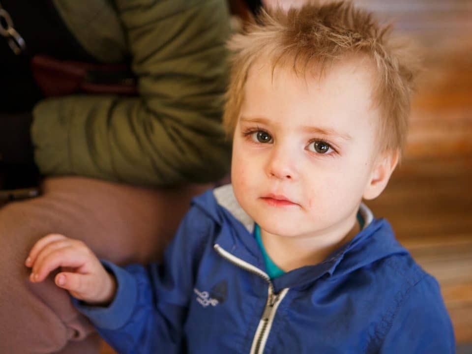 10 mars 2022, Uzhhorod. Danylo, 2 ans, Anya, 6 ans, et Matviy, 9 ans, se sont arrêtés à la gare d'Uzhhorod, dans l'ouest de l'Ukraine. Avec leur mère Tetyana, ils sont en route vers un refuge temporaire dans la petite ville de Vynohradiv, en Transcarpathie. ©UNICEF/UN0623188/Hudak