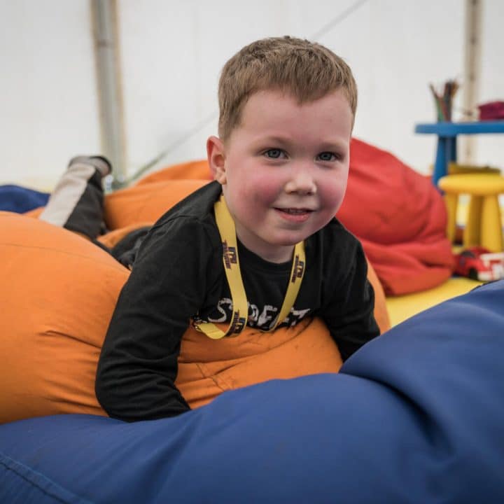 Demian, 4 ans, joue dans l'espace safe pour les enfants créé par l'Unicef à la frontière d'Isaccea après avoir fui la guerre en Ukraine avec sa famille.