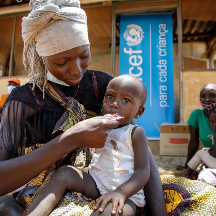 Le petit Abduli reçoit un traitement contre la malnutrition, le 18 avril 2022 au Mozambique. © UNICEF/UN0626174/Franco