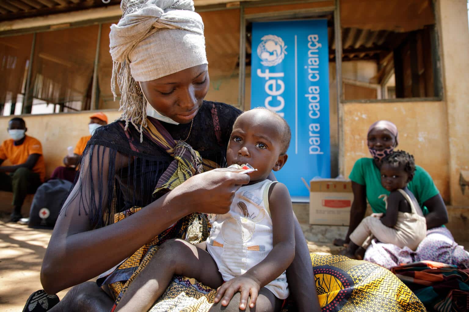 Le petit Abduli reçoit un traitement contre la malnutrition, le 18 avril 2022 au Mozambique. © UNICEF/UN0626174/Franco