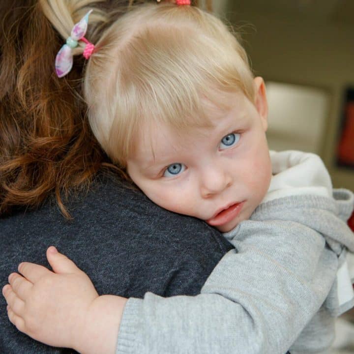 Le 21 avril 2022, en Ukraine, Solomiya, âgé d'un an, est câliné par sa mère, Hanna, avant d'être vacciné contre la polio dans un centre médical d'Uzhgorod. ©UNICEF/UN0632035/Hudak