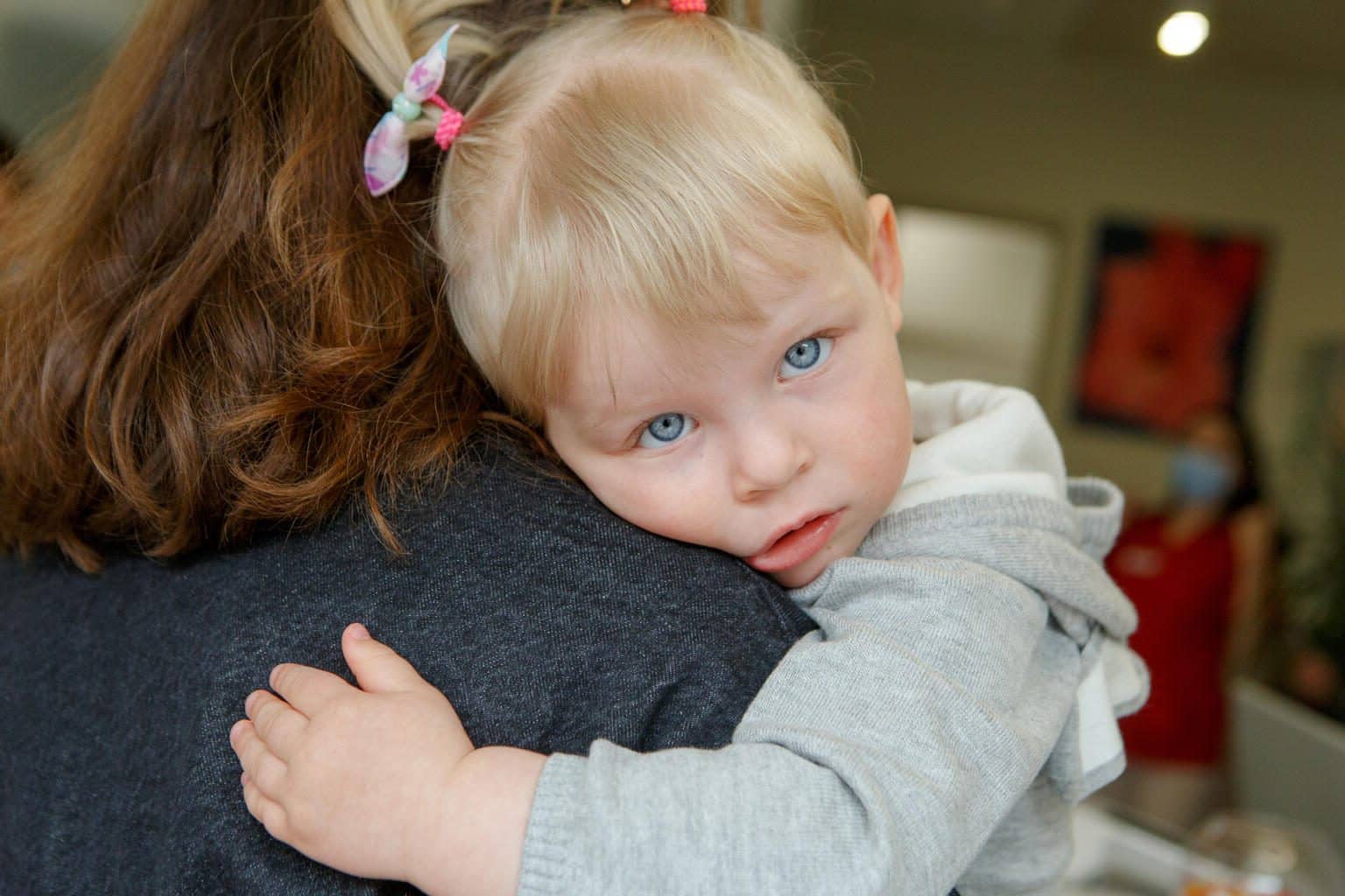 Le 21 avril 2022, en Ukraine, Solomiya, âgé d'un an, est câliné par sa mère, Hanna, avant d'être vacciné contre la polio dans un centre médical d'Uzhgorod. ©UNICEF/UN0632035/Hudak