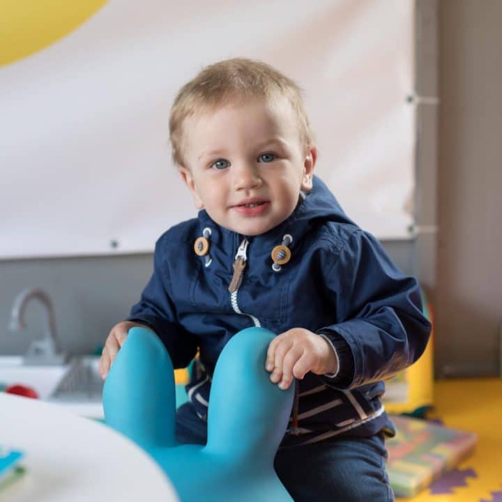 Le 27 avril 2022, en Ukraine, le petit Sashko, 18 mois, joue au centre pour enfants 