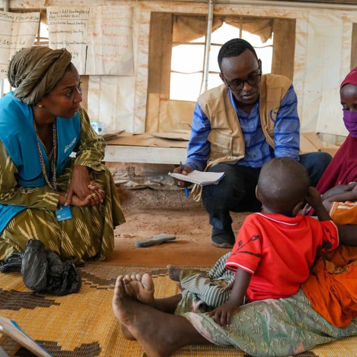 Le 24 mai 2022, Rania Dagash, directrice régionale adjointe de l'UNICEF pour l'Afrique orientale et australe, rencontre la mère Ismayel et ses jumeaux au centre de santé intégré de Dollow, en Somalie. Les jumeaux souffrent de malnutrition. Ismayel se sent chanceuse d'être arrivée à temps pour amener ses jumeaux au centre de santé pour qu'ils y soient soignés. ©UNICEF/UN0644322/Fazel