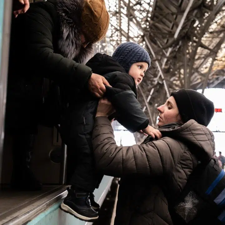 Le 29 mars 2022, Anastasia, 24 ans, emmène son fils David, âgé d'un an, à la descente d'un train à Lviv, en direction de la région d'Ivano-Frankivsk, dans l'ouest de l'Ukraine. ©UNICEF/UN0645373/Haro