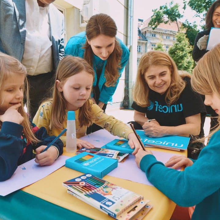 Le 1er juin 2022 en Pologne, Paloma Escudero, directrice de la communication et du plaidoyer de l'UNICEF, visite le jardin d'enfants n° 13 à Varsovie, où des enfants réfugiés d'Ukraine apprennent aux côtés d'élèves polonais. ©UNICEF/UN0647129/Evgene Kanaplev & Julia Leidik