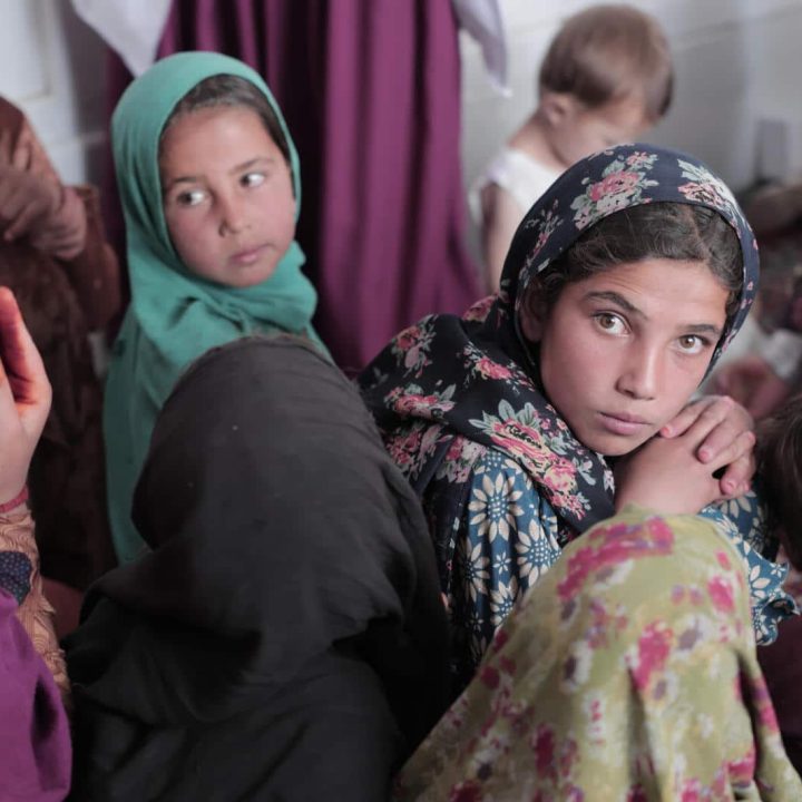 Une jeune fille et sa famille attendent les services fournis par l'équipe mobile de santé et de nutrition dans le village d'Alisha du district de Shak, dans la province de Wardak, dans la région centrale de l'Afghanistan, le 11 juin 2022.