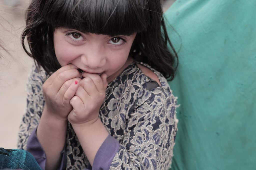 Une jeune fille et sa famille attendent les services fournis par l'équipe mobile de santé et de nutrition dans le village d'Alisha du district de Shak, dans la province de Wardak, dans la région centrale de l'Afghanistan, le 11 juin 2022.