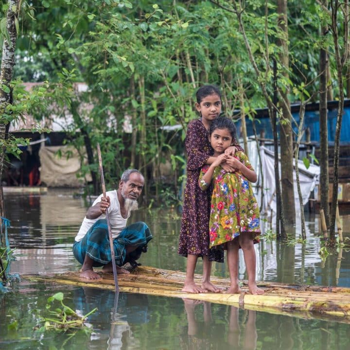 Quatre millions de personnes, dont 1,6 million d'enfants, bloquées par des inondations soudaines dans le nord-est du Bangladesh ont un besoin urgent d'aide. L'UNICEF est sur le terrain pour protéger les enfants et fournir de l'eau et des fournitures médicales d'urgence © UNICEF/UN0658495/Mukut