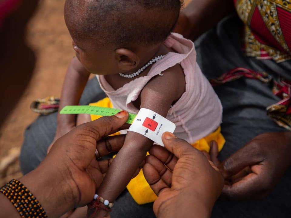 Le 21 juin 2022, Abdoul Razack, 6 mois, qui souffre de malnutrition aiguë sévère, se fait mesurer la circonférence de son bras à Kaya, au Burkina Faso. UN0660065
