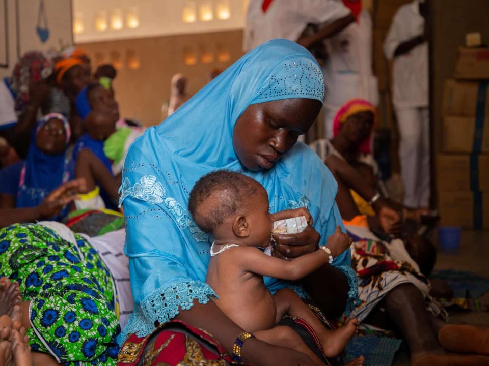 Le 21 juin 2022, au Centre de Santé de Promotion Sociale de Kaya, au Burkina Faso, la mère Sawadogo Abibou, 23 ans, donne du Plumpy Nut à son fils, Abdoul Razack, 6 mois, qui souffre de malnutrition aiguë sévère.