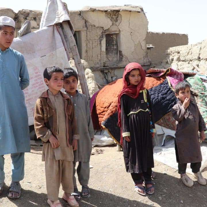 Le 22 juin, après un séisme dévastateur de magnitude 5,9, Rahmatullah, 14 ans, Halim, 8 ans, Nik Mohamad, 7 ans, Jamila, 7 ans, et Ghafoor, 6 ans, se tiennent devant les décombres de leur maison dans le village de Gayan, dans la province de Paktika, en Afghanistan.© UNICEF/UN0660499/Nazari
