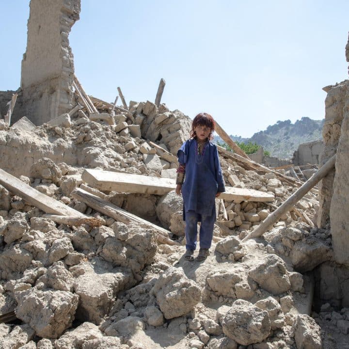 Zaid Allah, 6 ans, se tient dans les décombres de sa maison où la plupart des membres de sa famille sont morts à la suite du tremblement de terre dévastateur du 22 juin. © UNICEF/UN0665326/Bidel