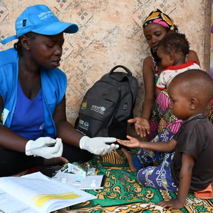 Le 30 juin 2022, une agent de santé communautaire effectue un test de détection du paludisme lors d'une visite familiale, à Bertoua, dans l'est du Cameroun. ©UNICEF/UN0668446/Dejongh