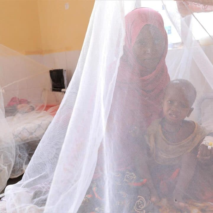 Un enfant reçoit un traitement et se remet d'une malnutrition aiguë sévère dans un centre de stabilisation de l'hôpital de Gode.© UNICEF/UN0671078/Bizuwerk