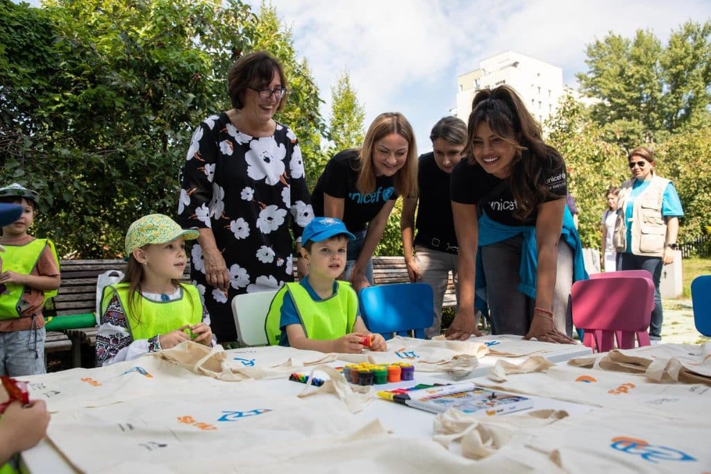 Le 2 août 2022, l'ambassadrice de l'UNICEF Priyanka Chopra Jonas a visité le Centre Spynka pour le développement de la petite enfance à Varsovie, en Pologne. ©UNICEF/UN0681747/Tremeau