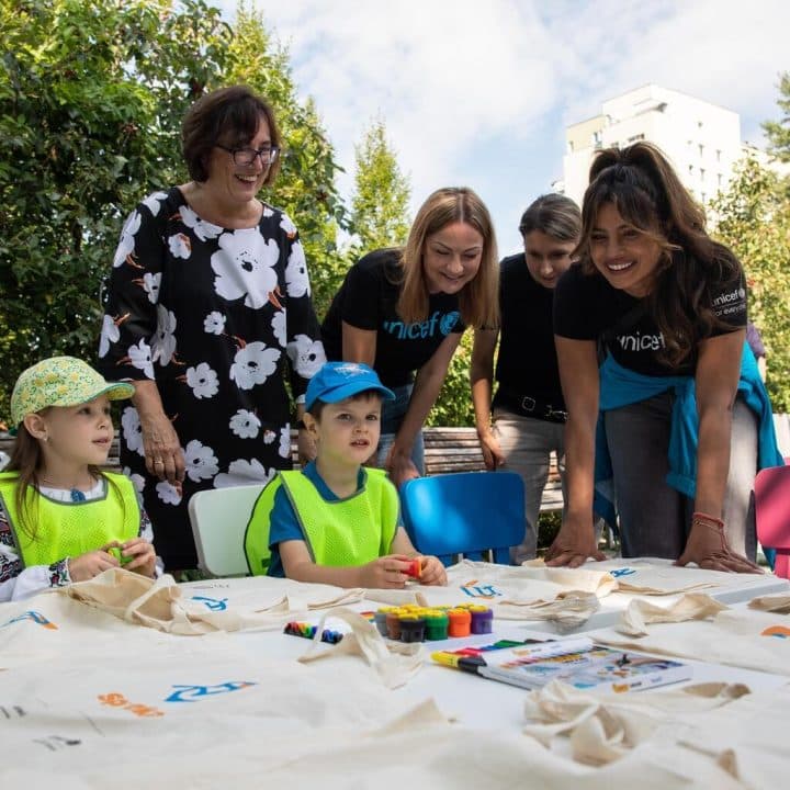 Le 2 août 2022, l'ambassadrice de l'UNICEF Priyanka Chopra Jonas a visité le Centre Spynka pour le développement de la petite enfance à Varsovie, en Pologne. ©UNICEF/UN0681747/Tremeau