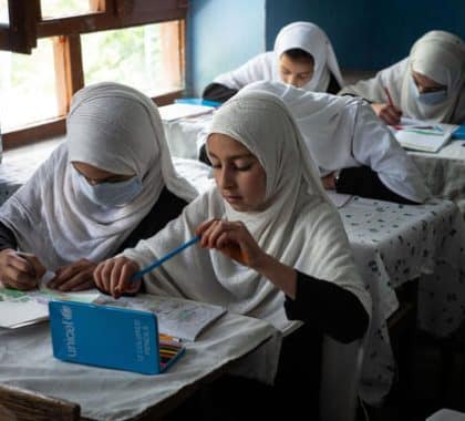 Afghanistan : L’interdiction, pour les filles, d’accéder à un enseignement secondaire engendre de lourdes pertes économiques