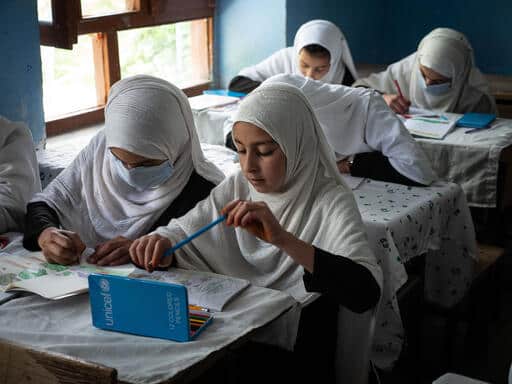 Le 10 mai 2022, des filles de 6e année étudient assidûment pendant un cours d'art au lycée de filles Halima Khazzan dans la province de Paktia, en Afghanistan. Avant le 23 mars 2022, les filles de la 7e à la 12e année fréquentaient également cette école. ©UNICEF/UN0683670/Hubbard
