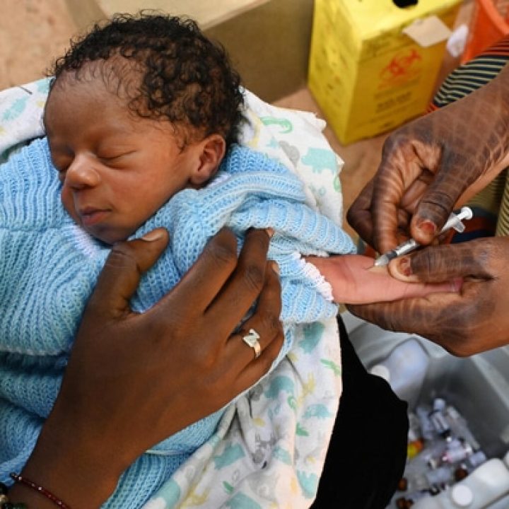 Un bébé est en train d'être vacciné, au centre de santé CSI de Niamey, la capitale du Niger. © UNICEF/UN0686039/Dejongh