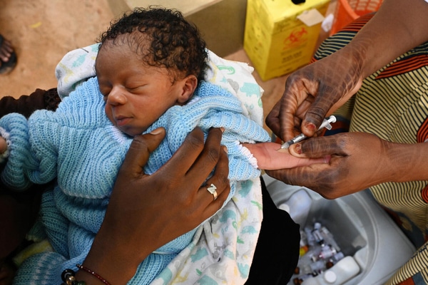 Un bébé est en train d'être vacciné, au centre de santé CSI de Niamey, la capitale du Niger. © UNICEF/UN0686039/Dejongh