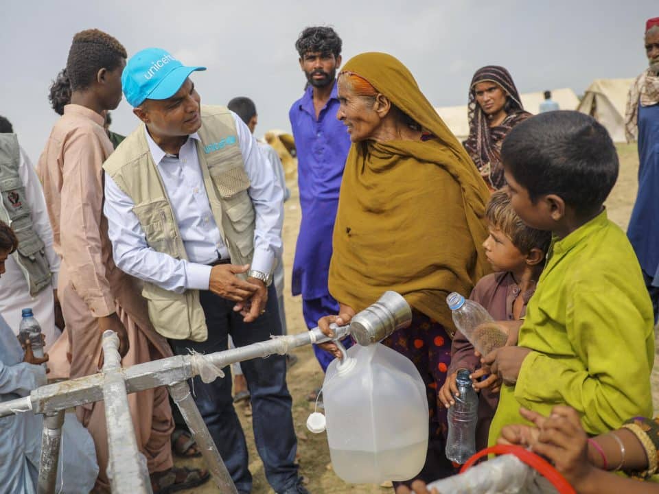 L'UNICEF a des équipes opérationnelles et des représentations dans les trois provinces touchées (Sindh, Baloutchistan et Pendjab). En collaboration avec le gouvernement pakistanais et nos partenaires, nous avons déjà distribué des fournitures humanitaires vitales d'une valeur d'un million de dollars (US) et avons mis en place des services d'urgence dans les trois provinces.