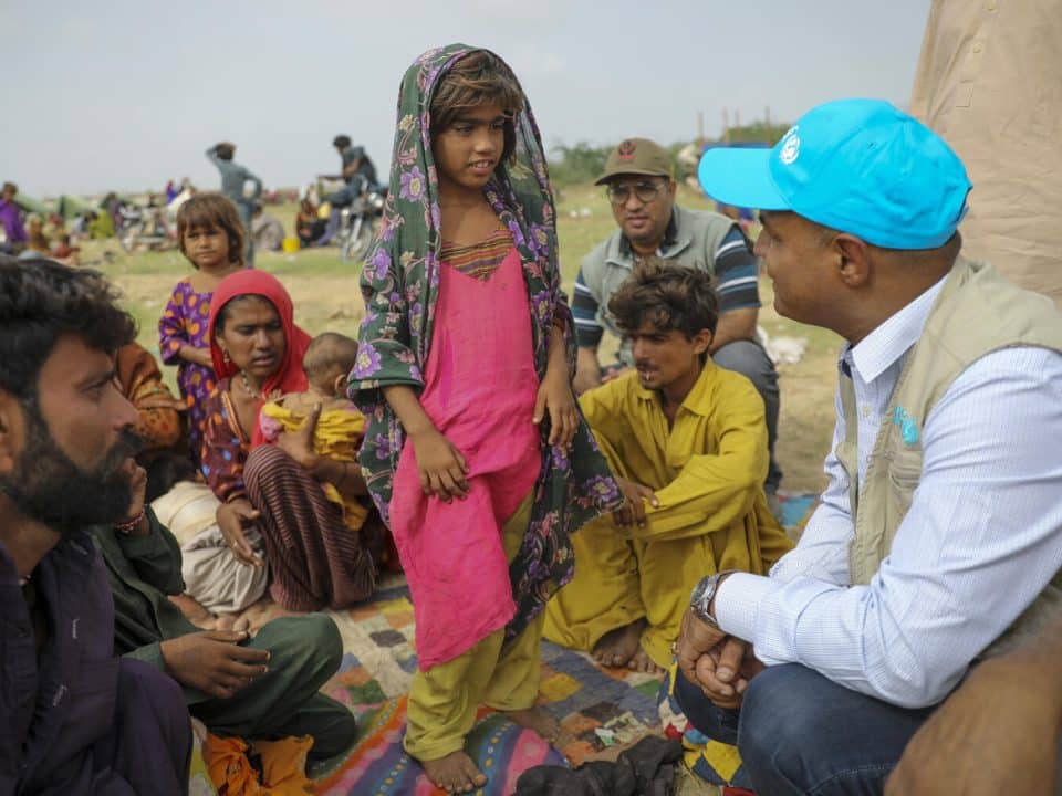 Au Pakistan, les équipes de l'UNICEF assistent les familles et les enfants touchés par les inondations.