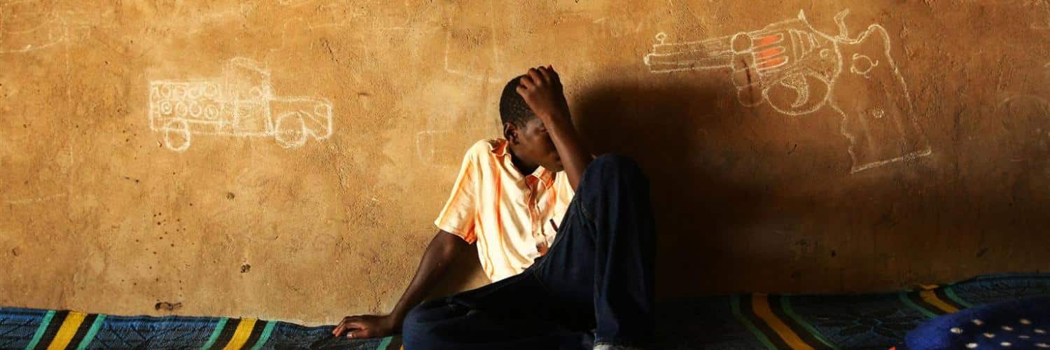 Ce jeune homme patiente dans un centre de transit et d’orientation pour anciens enfants soldats, à N’Djaména la capitale du Tchad. L’UNICEF soutient ce type de centres qui propose un accompagnement pour leur réinsertion.