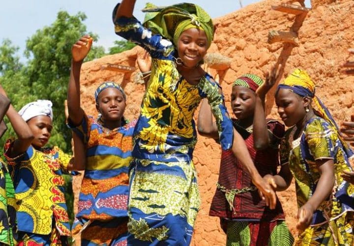 Un groupe de filles jouent et dansent dans le village de Garin Badjini, au sud-est du Niger pays.