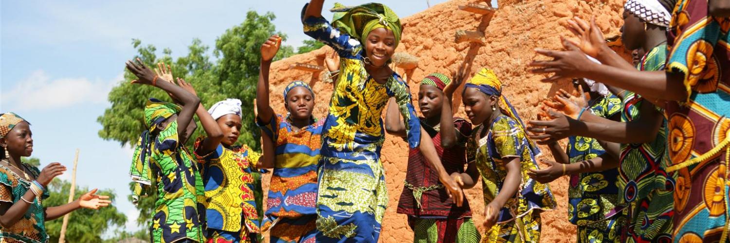 Un groupe de filles jouent et dansent dans le village de Garin Badjini, au sud-est du Niger pays.