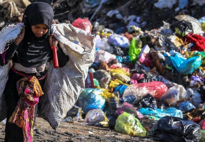 Une jeune irakienne ramasse des containers de plastique qu'elle revendra plus tard