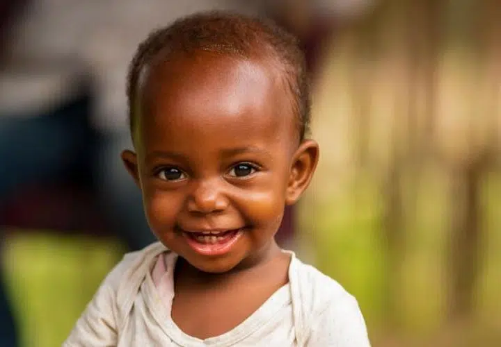 Abigaël, 14 mois, devant un centre de santé de N'Sele à Kinshasa, en RDC, le 19 octobre 2021.